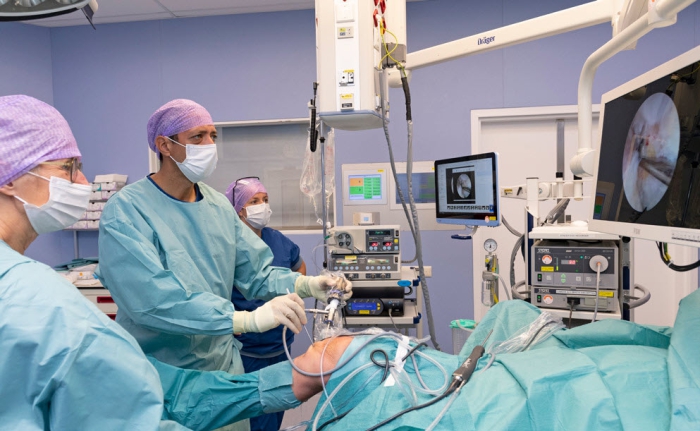 Orthopedisch chirurg Roland Hollanders voert op operatiekamer een arthroscopie uit (kijkoperatie van de knie).