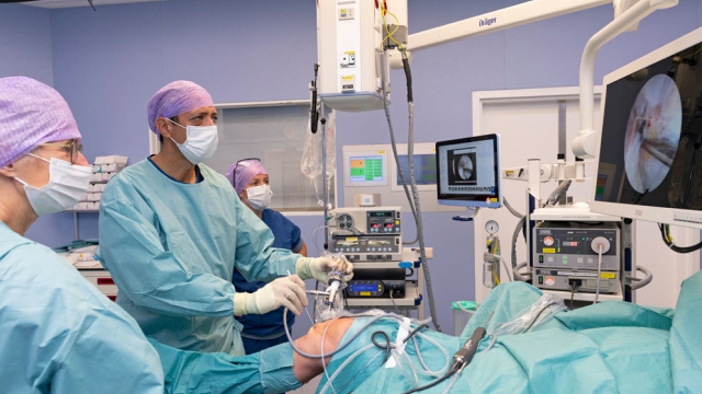 Orthopedisch chirurg Roland Hollanders voert op operatiekamer een arthroscopie uit (kijkoperatie van de knie).