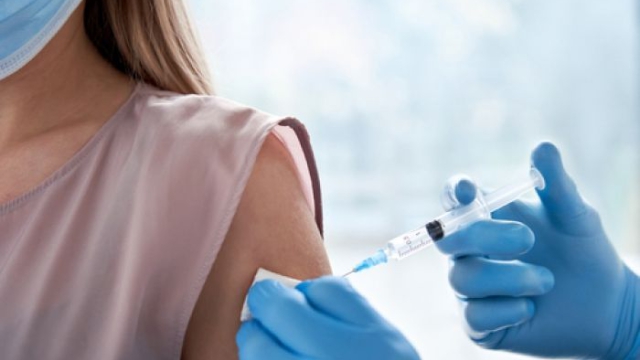 Vrouw krijgt een coronavaccinatie